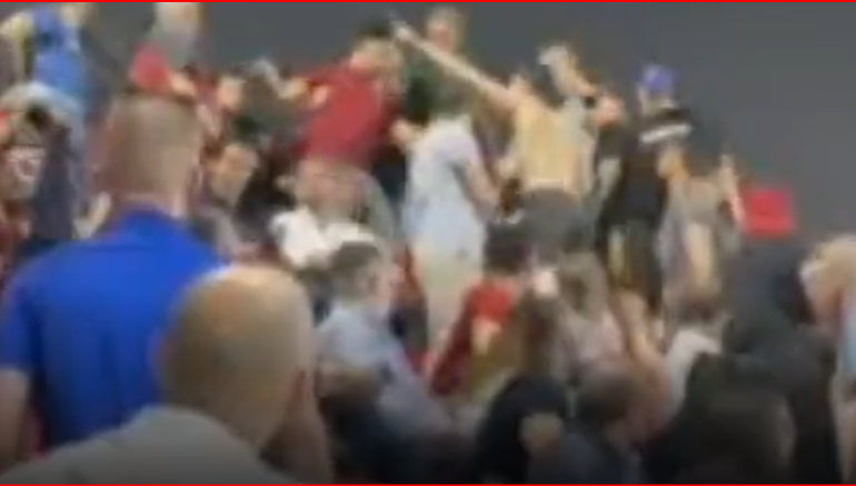 VIDEOLAJM/ Tifozi i Romës “ngatërron” vendin dhe gjendet me holandezët, tension dhe shtyrje në stadium