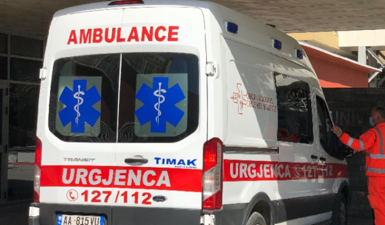 NGJARJE TRONDITËSE NË FUSHË ARRËS/ Bie në kontakt me energjinë elektrike, vdes nëna me dy vajzat