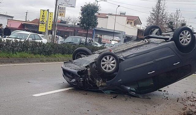 AKSIDENT I RËNDË NË LIBRAZHD/ Makina kthehet përmbys, 3 familjarë nisen me urgjencë në spital