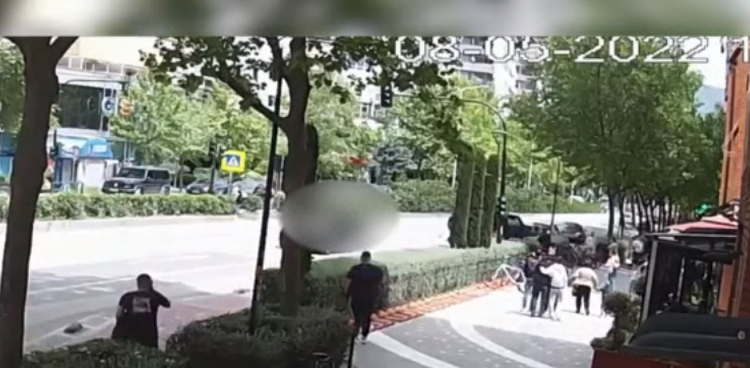PUBLIKOHEN PAMJET E RËNDA/ Ja momenti kur Ajas Sulejmani merr përpara çiftin dhe foshnjën e tyre 3-muajsh