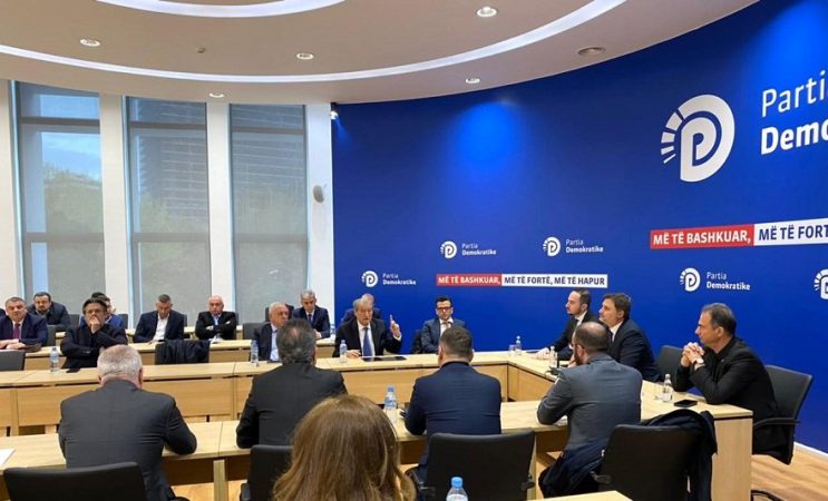 PRESIDENTI/ Mediu negociator mes Alibeajt dhe Berishës? Zbulohen prapaskenat për bashkimin e grupit të PD
