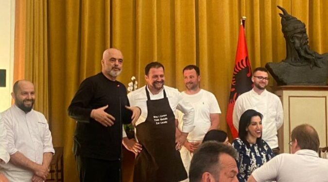 DETAJET/ Totti shijon byrekun me groshë në Tiranë, shefat lezhjanë gatuajnë për finalistët e Conference League