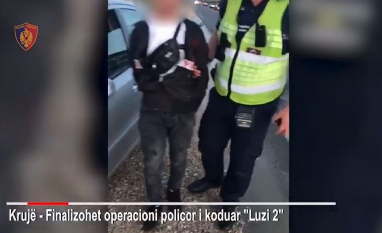PO TRANSPORTONTE EMIGRANTË TË PALIGJSHËM/ Arrestohet 20-vjeçari në Fushë Krujë, momenti kur kapet kuksiani