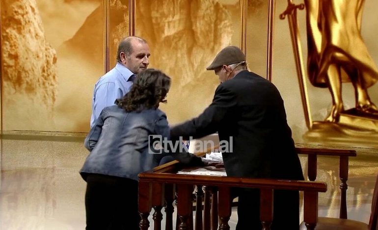 “ÇFARË I KE KËTO? TURP TË KESH”/ Konflikti në familjen e Lekos, vajza del kundër të atit dhe mbron kunatin