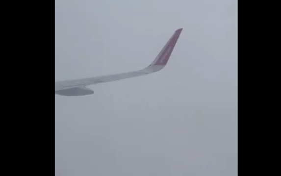 NDODH EDHE KJO/ Avioni niset nga Tirana dhe goditet nga rrufeja, rikthehet në pistë
