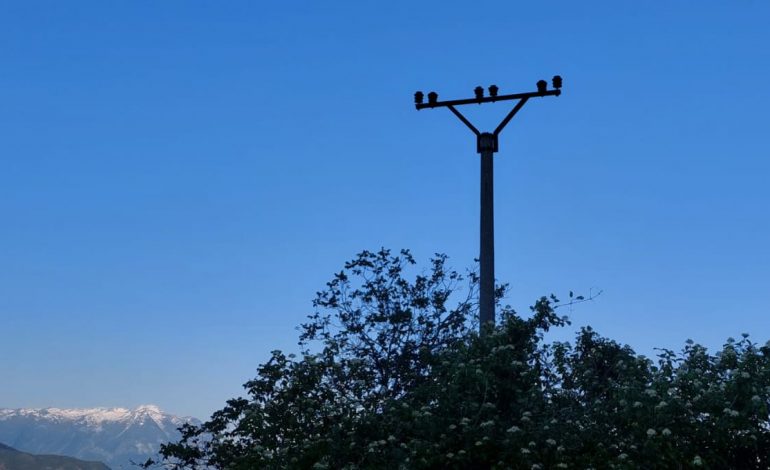 NDODH EDHE KJO! Vidhet linja e tensionit të lartë në Gramsh, dy fshatra mbeten pa energji elektrike