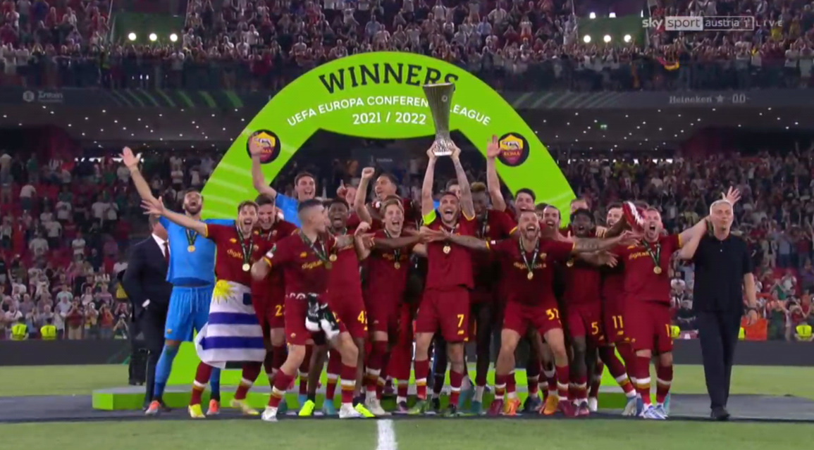 PAMJET NGA "AIR ALBANIA"/ Roma kurorëzon suksesin në finalen e Tiranës, momenti kur kapiteni Pelegrini ngre trofeun