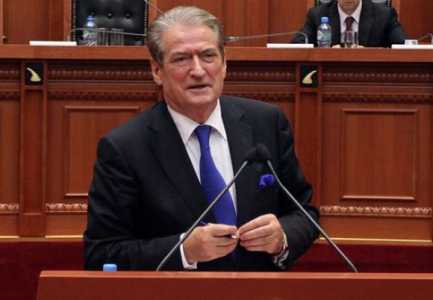 “VOTUAT SIPAS URDHËRIT TË VUÇIÇ”/ Berisha sulmon mazhorancën: Ç’mund të presësh nga një eskortë trafikantësh…