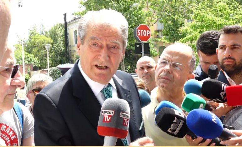 BUTRINTI/ Protestuesit i kërkojnë mbështetje: Mos lejoni të kalojë ligji. Berisha: Mbrojtja e tij, imperativ…
