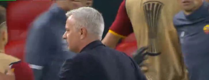 FINALJA/ Roma SHËNON, por shikoni reagimin e çuditshëm të Mourinhos ndaj lojtarëve te stolit...