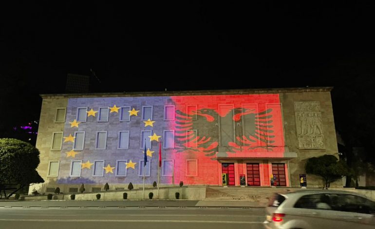 FOTOLAJM/ Java e Europës, kryeministria “vishet” me flamujt e BE