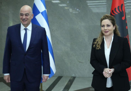 ÇËSHTJA E HAPSIRËS DETARE PËRCILLET NË HAGË/ Dendias sjell në Tiranë mesazhet e kryeministrit grek: Duhet të shkëputemi nga ligji i luftës