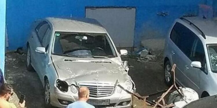 NDODH ÇUDIA/ Bie depozita e ujit nga pallati, dëmtohen tre makina në Tiranë, shpëtojnë…