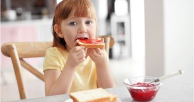 I ADHUROJNË POR JANË TË RREZIKSHME/ Ushqimet që nuk duhet t’u jepni kurrë fëmijëve