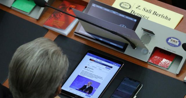 FOTOLAJM/ Të gjithë “sy e veshë” te Zelenzky në Parlament, Berisha mendjen tek “Facebook”