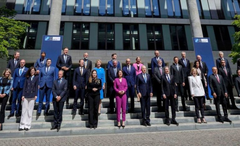 “AFTËSI TË LARTA USHTARAKE”/ Zyrtarja e NATO-s: Proces të përshpejtuar anëtarësimi për Finlandën dhe Suedinë