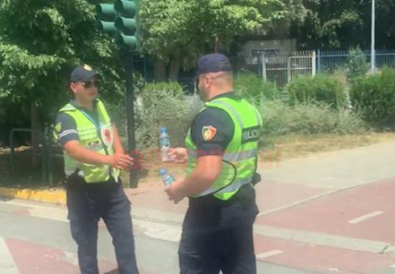 VIDEOLAJM/ Policët u gjenden pranë kolegëve në krye të detyrës! Veç konflikteve me huliganët, duhet…
