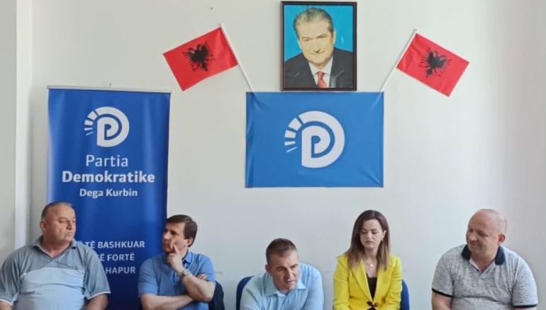 KANDIDON PËR KREUN E PD/ Ibsen Elezi fushatë në Laç, por në sfond del me foton e Berishës