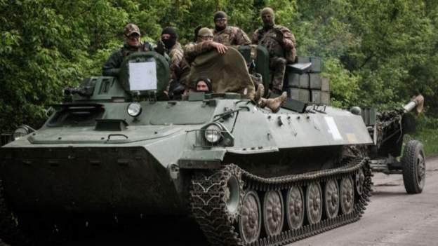 LUFTA/ Analistët ushtarakë: Rusia ka pësuar humbje në ushtri, ka hequr dorë nga rrethimi i trupave ukrainase