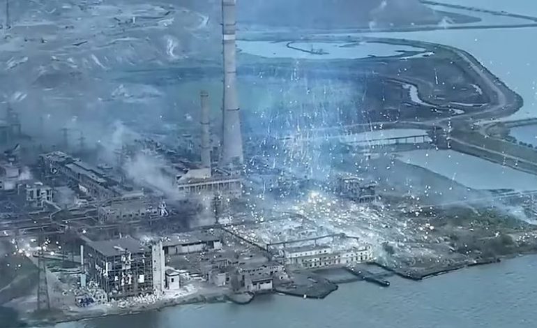 BASTIONI I FUNDIT UKRAINAS QË PO REZISTON NË MARIUPOL/ Ja momenti kur ushtria e Putinit sulmon uzinën me bomba fosforike