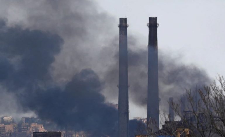 PRISHET ARMËPUSHIMI/ Rusia godet me raketa fabrikën e çelikut në Mariupol M
