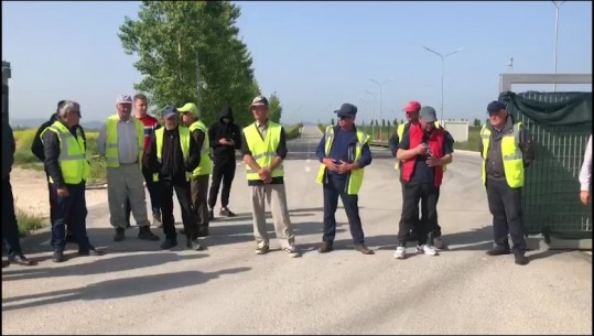 “KEMI MBETUR SI PESHKU PA UJË”/ S’kanë marrë rrogat prej 4 muajsh, punëtorët e incineratorit të Fierit dalin sërish në protestë