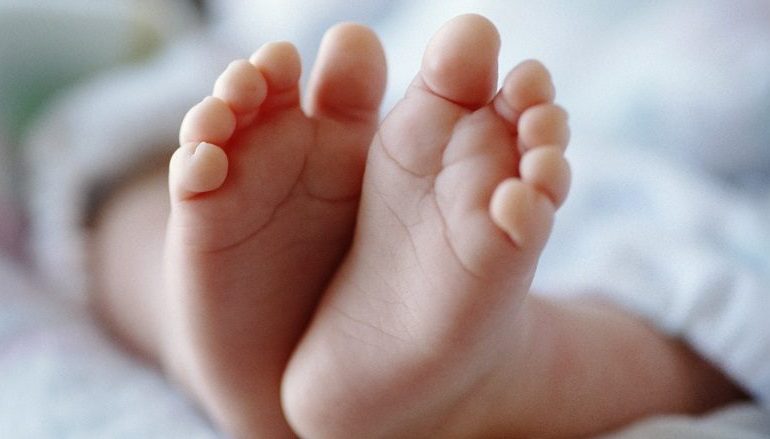 NGJARJE MAKABRE NË KORÇË/ Nëna lind fëmijën dhe e fut në valixhe. Foshnja ndërron jetë
