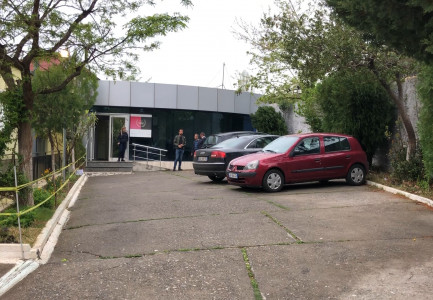 PËRFITUAN PRONA NË BREGDET/ Dënohen 3 vëllezërit në arrati. Dosja e tyre u veçua nga e Fran Frrokajt