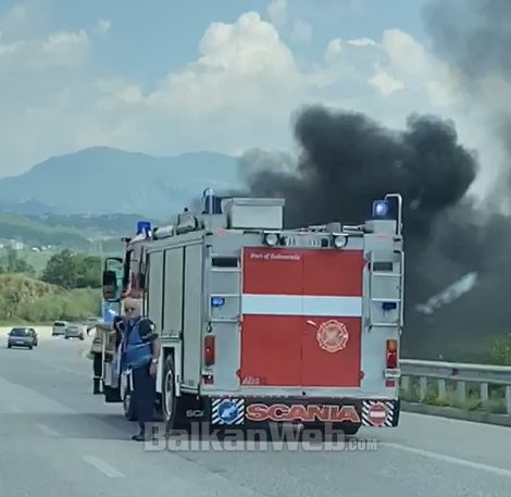 SHTËLLUNGA TYMI E FLAKË/ Përfshihet nga zjarri makina në autostradën Tiranë-Elbasan, shihni pamjet
