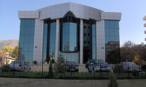 I AKUZUAR PËR VJEDHJE/ 21-vjeçari arratiset nga Gjykata e Korçës, Policia i vihet pas (EMRI)