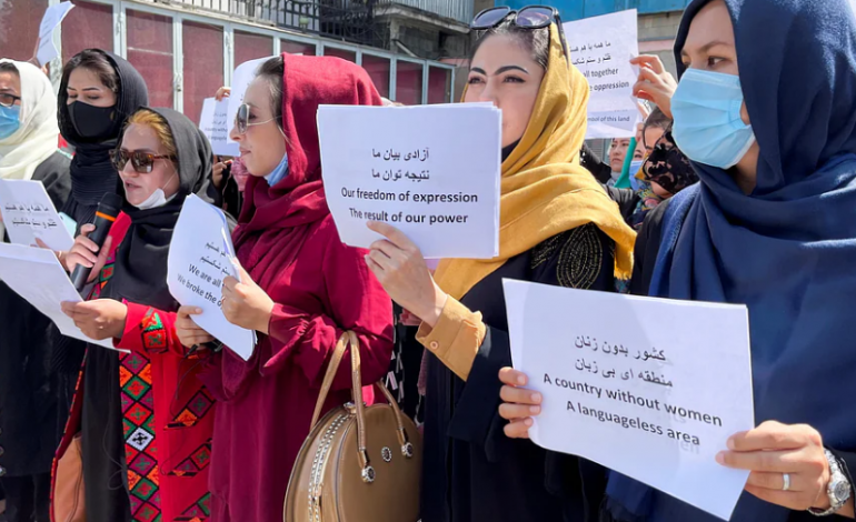 “BUKË, PUNË, LIRI”/ Gratë afgane protesta në Kabul kundër kufizimeve nga talebanët: Edukimi është e drejta jonë