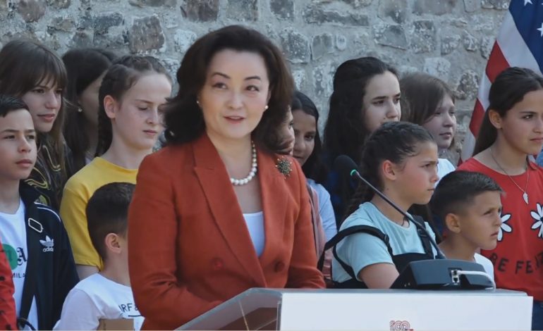 “JAM ADMIRUESE E SKËNDËRBEUT”/ Ambasadorja e SHBA-ve mesazh shqiptarëve: Të mësojmë nga gabimet…