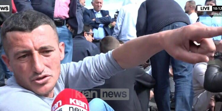 BLLOKIMI I RRUGËS SË RINASIT/ Protestuesi: Kemi duruar lloj-lloj deputetësh, nesër mund të nxjerr…