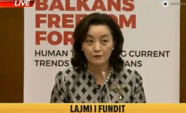 TRAFIKIMI I QËNIEVE NJERËZORE/ Ambasadorja Kim: Shqipëria e përkushtuar në përballjen me këtë çështje, por…