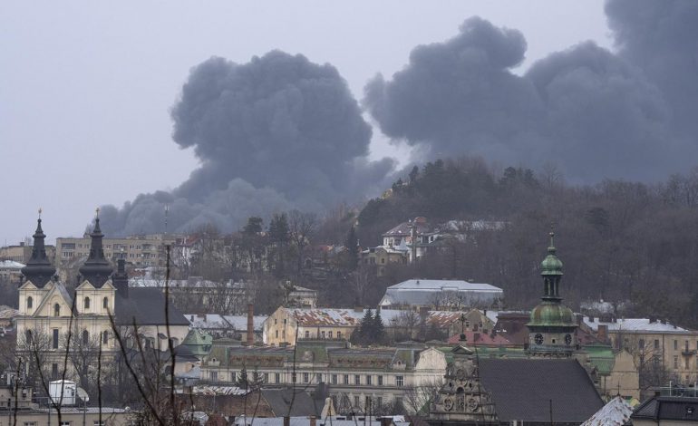 VETËM 50 KM LARG KUFIRIT ME POLONINË/ Forcat ruse bombardojnë sërish qytetin perëndimor të Lviv