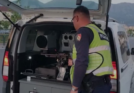 ME SHPEJTËSI “SKËTERRË”/ Policia me “dorë të hekurt”: Pezullohen 185 leje drejtimi