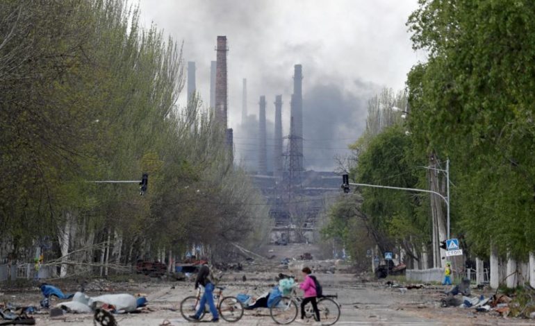 LUFTA/ Mbi 200 civilë ukrainas ende të bllokuar në fabrikën e çelikut në Mariupol