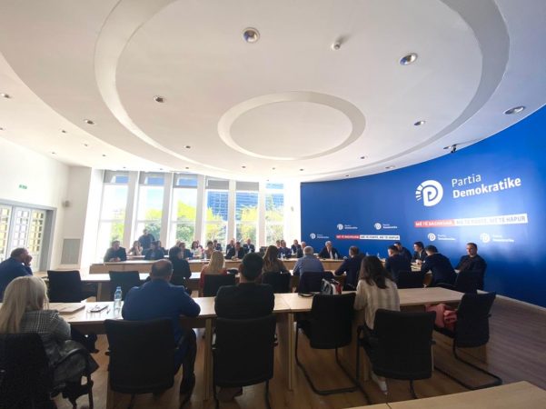PRESIDENTI I RI/ Debati i plotë në grupin e PD. Si janë pozicionuar deputetët në 3 kampe