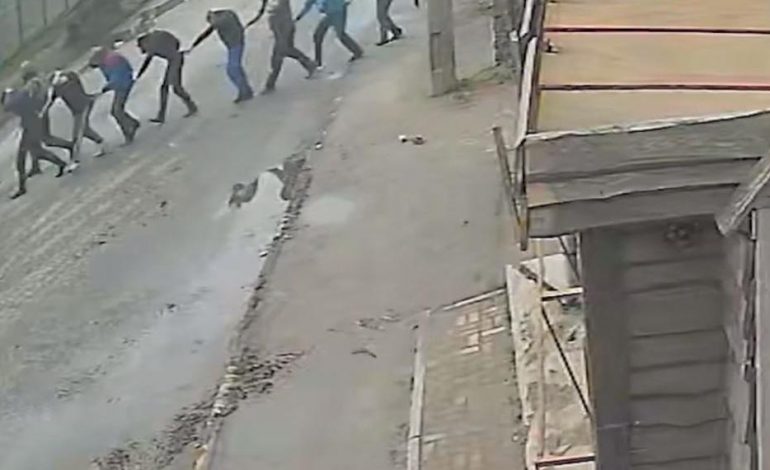 PAMJE TË RËNDA/ Me duar e sy të lidhur dhe të vendosur rresht, shihni se si rusët ekzekutojnë ushtarët ukrainas të zënë rob