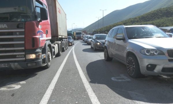 FUNDJAVA/ Kosovarët “dynden” drejt bregdetit, radhë të gjata automjetesh në Morinë