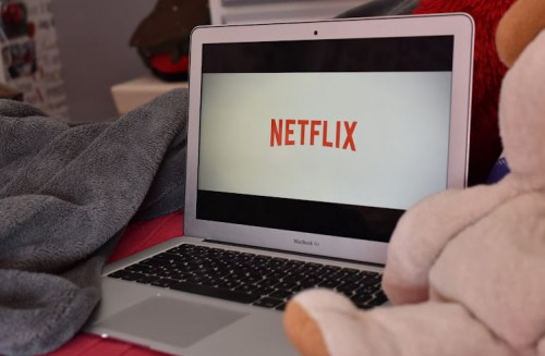 RËNIA E NUMRIT TË ABONENTËVE/ Netflix merr vendimin drastik, shkurton vendet e punës