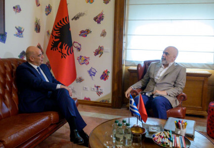 NË PËRFUNDIM TË VIZITËS NË TIRANË/ Ministri i Jashtëm i Greqisë takohet me Ramën: Ja për çfarë biseduam
