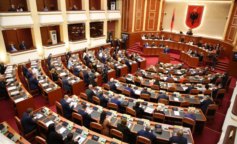 E FUNDIT/ Dorëzohet në Kuvend mocioni për debat urgjent pas deklaratave të kryeministrit Rama. Ja kush ka firmosur