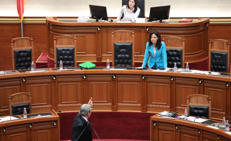 PAMJET/ Nga hyrja në parlament e deputetëve, te lëvizjet brenda sallës, çfarë nuk u pa nga seanca plenare
