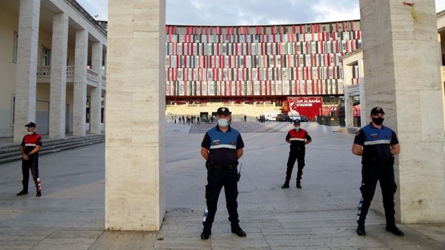 MASAT/ Policët italianë e holandezë ‘zbarkojnë’ në Tiranë: Blindohet vendi në 25 Maj