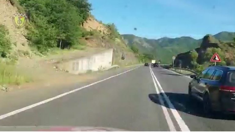 ME SHPEJTËSI “SKËTERRË”/ Makinat inteligjente dhe radarët “kapin mat” shoferët, pezullohen 78 leje drejtimi (VIDEO)