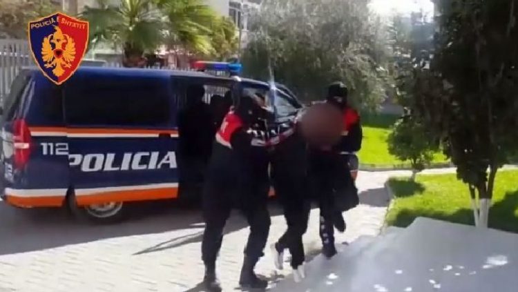 PLAS KEQ SHERRI PËR PARKIMIN E MAKINAVE/ Rrihen me shkop e grushte dy persona në Durrës