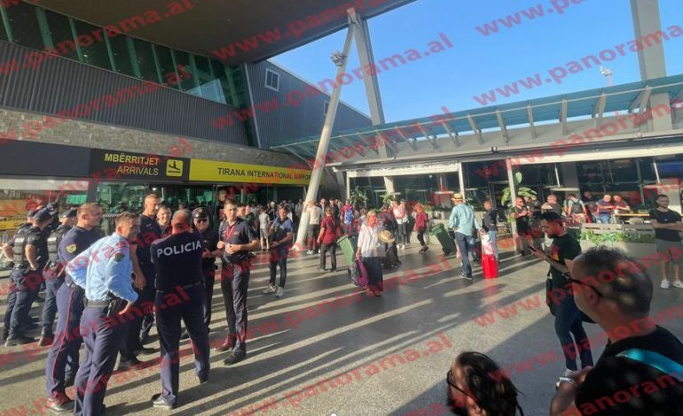 PAMJET/ Fluks i lartë pasagjerësh në aeroportin e Rinasit, policia ndan tifozët Romës nga të Feynoordit për…