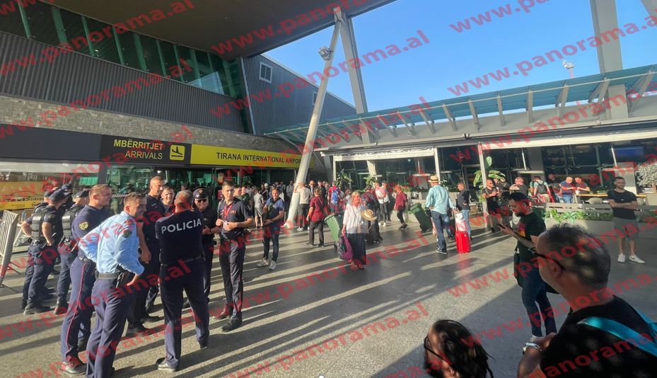 PAMJET/ Fluks i lartë pasagjerësh në aeroportin e Rinasit, policia ndan tifozët Romës nga të Feynoordit për…