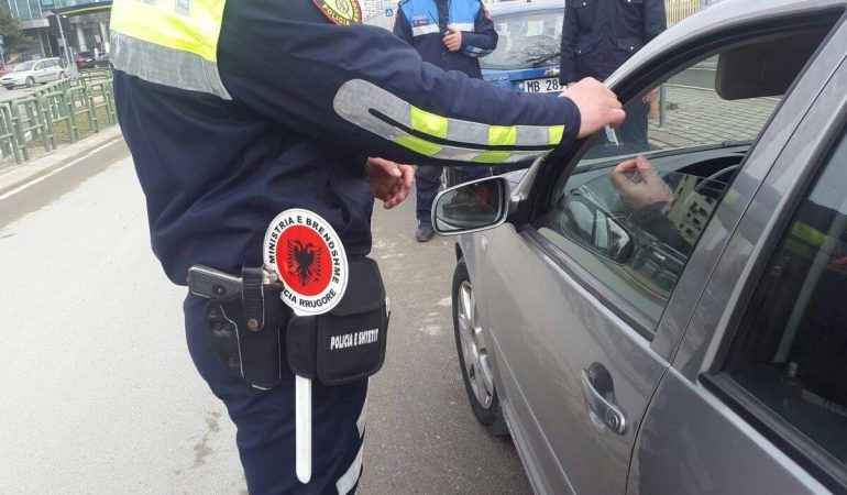 NGISNIN AUTOMIETIN NË GJENDJE TË DEHUR/ Policia Rrugore arreston dy persona